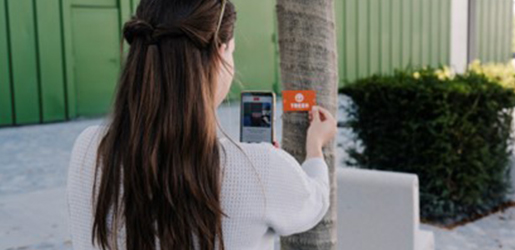 Frau mit Handy in der Hand